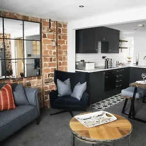 https://hudsons-hideaway-1a-woodwarks-yard.yorkshirehotels.net